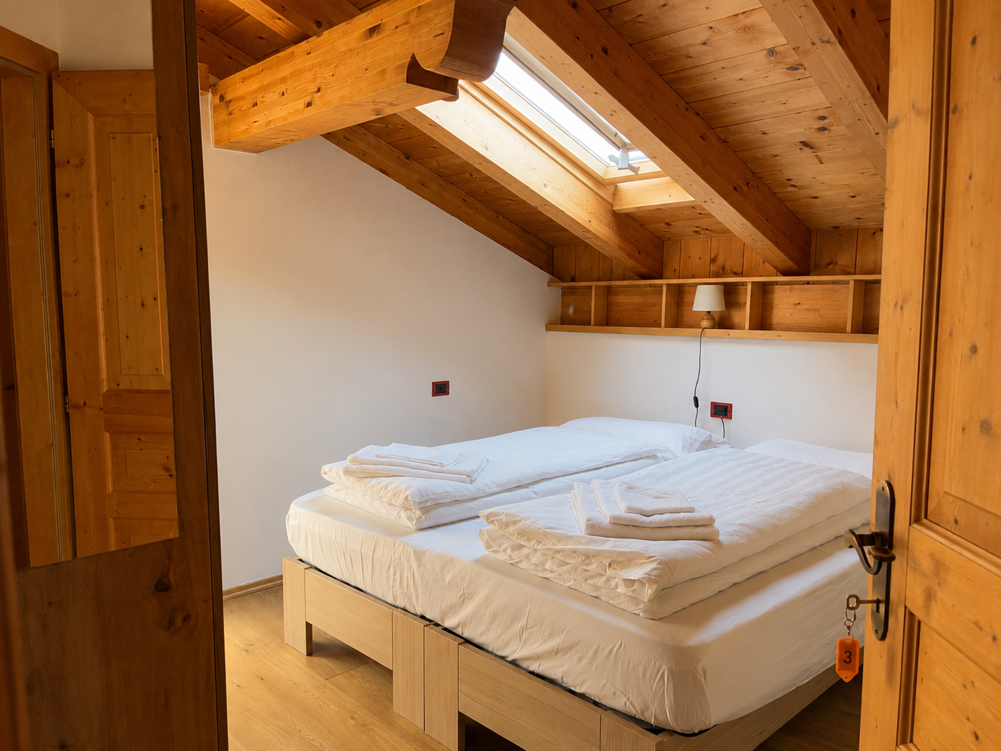 Camera matrimoniale o a due letti con travi in legno e armadio - Appartamento Dolomiti