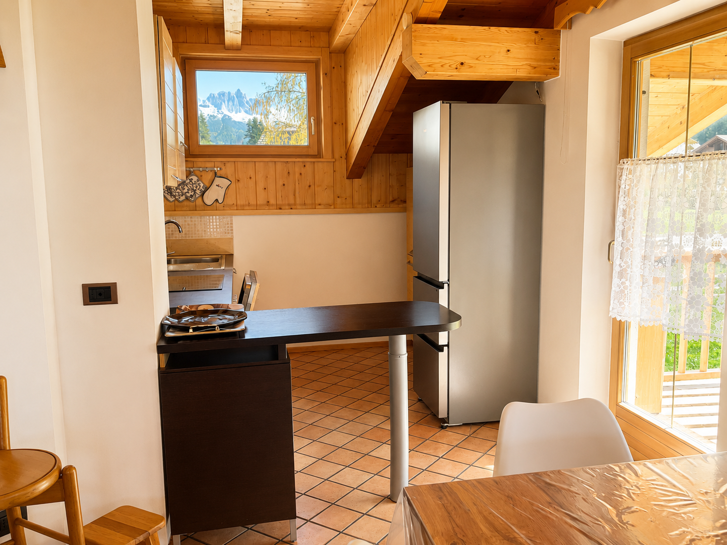 Cucina moderna attrezzata Ciasa Le Giare Appartamento Dolomiti Soraga vista montagne